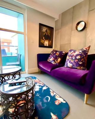 Stunning Apartment - 1 Minute walk to Poole Quay - Great Location - Free Parking - Fast WiFi - Smart TV - Newly decorated - sleeps up to 2! Close to Poole & Bournemouth & Sandbanks