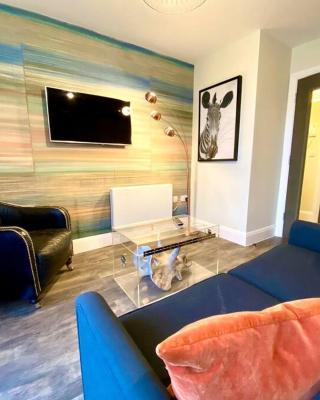 Stylish Apartment - 1 Minute walk to Poole Quay - Great Location - Free Parking - Fast WiFi - Smart TV - Newly decorated - sleeps up to 2! Close to Poole & Bournemouth & Sandbanks