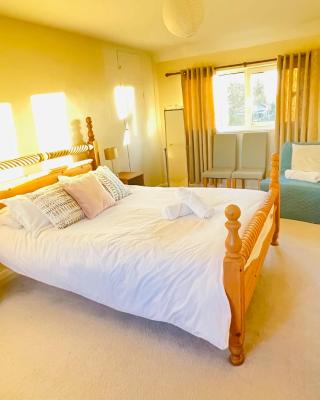 St Ives, King Bed Cosy home, parking, fast Wi Fi