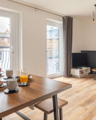 Brand New Central Balcony Flat - Hastings Holidays