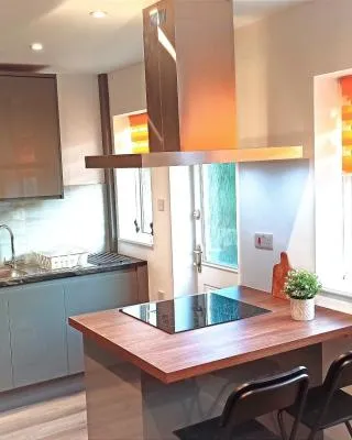 Stunning 3 bed House sleeps 5-6, WiFi, OFF Street Parking in Nottingham close to M1