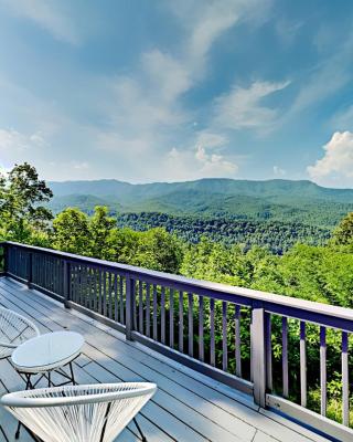 Barenberg Cabin - Secluded Unobstructed Panoramic Smoky Mountains View with Two Master Suites, Loft Game Room, and Hot Tub
