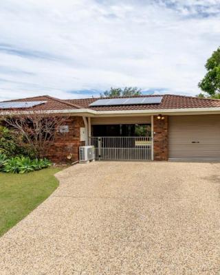 Freshly revovated Dog Friendly House walking distance to Waterfront!