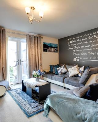 Three Bedroom House in Runcorn By The Lake with Parking by Neofinixdotcom