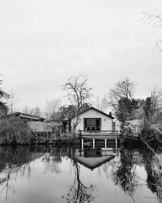 Rustig gelegen chalet Kapeki met tuin aan het water