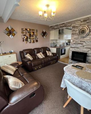 Lazy Dayz, Chalet 179, Hemsby - Two bed chalet, sleeps 4, free Wi-Fi, pet free, close to beach