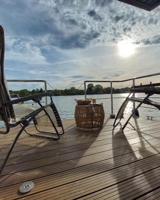 Lemuria Houseboat - pływający domek na wodzie