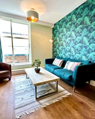 Amazing Modern Apartment - Free Secure Parking! - 1 Minute walk to Poole Quay - Great Location - Free Parking - Fast WiFi - Smart TV - Newly decorated - sleeps up to 2! Close to Poole & Bournemouth & Sandbanks