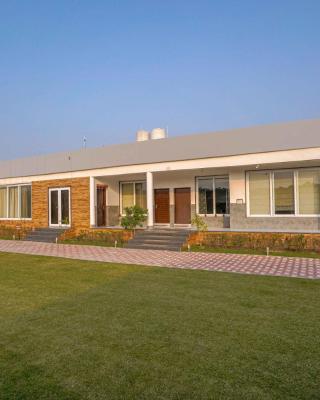 Luxury Farmhouse Stay, Pure Vegetarian- Santushti Farm, NCR