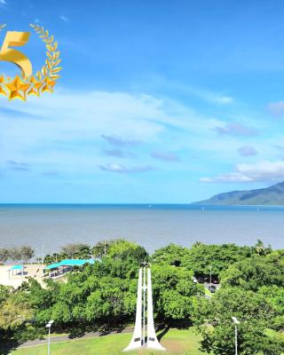 Cairns Luxury Seaview Apartment