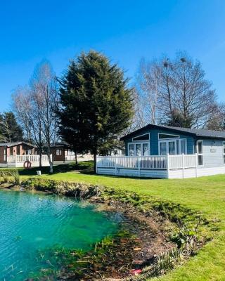 Sutton Lodge with Hot Tub