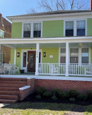 Key Lime Cottage steps from Cape Charles Beach