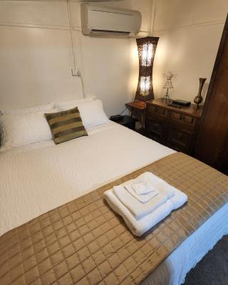 Adorabe 1-Bedroom guesthouse with free parking on premises