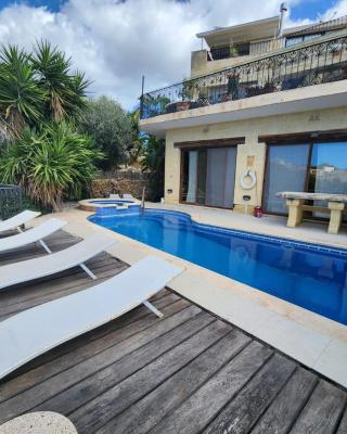 Gozo Pool and views, sleeps 4 with Private Bathroom