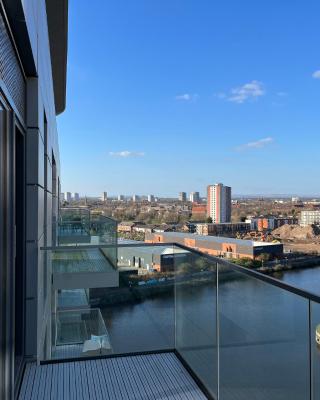 Waterside Retreat: Luxury Canal-Side Apartment in Manchester with Balcony