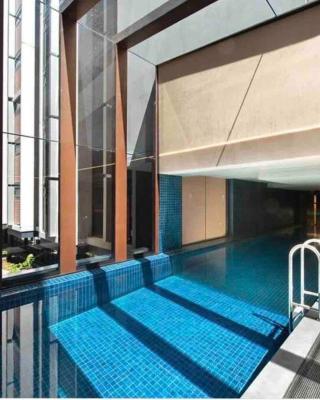Midnight Luxe 2BR 2Bath Executive Apartment in the heart of Braddon Pool Sauna Views Secure Parking Wine WiFi