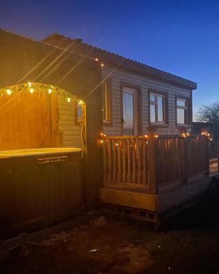 Keepers Shepherd hut with Hot Tub