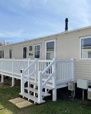 Emma's Oasis 4-bedroom caravan at Durdle Door