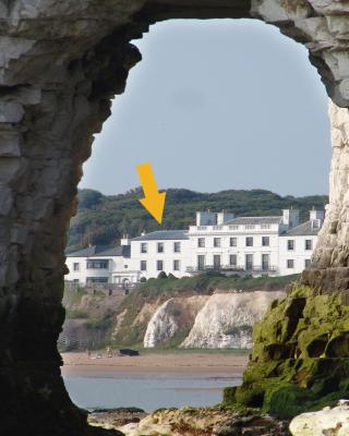 Broadstairs Beach holiday apartments - direct accessibility to Kingsgate Bay - with a parking space
