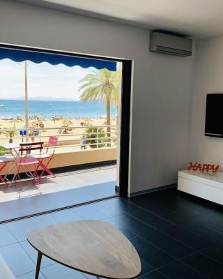 T2 Front de Mer 2pers 1 minute de la plageT2 de 44 m2 plus terrasse 16m2 , vue mer panoramique et en face de la plage Cet appartement refait à neuf bénéficie d'un confort et d un équipement optima Cet appartement est idéal pour 2 personnes avec sa chamb