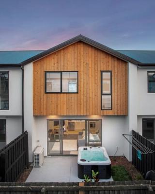 Stylish Townhouse with Hot Tub