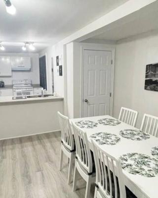 Central, convenient and comfortable 3 Bedrooms house near downtown Gatineau/Ottawa with free parking