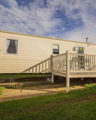 Lovely Caravan With Decking At Manor Park Nearby Hunstanton Beach Ref 23017t