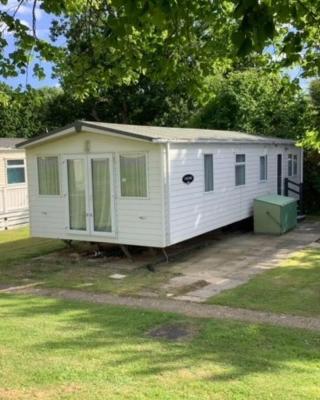 Beautiful 6 Berth Caravan With Wifi In Hampshire Ref 81337sb