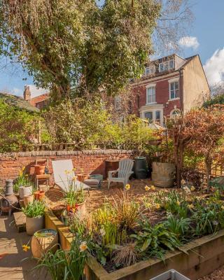 Pass the Keys Wonky Cottage with amazing garden