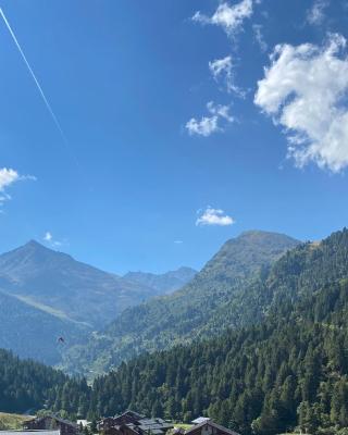 Chalet Olympie, Appartement avec balcon et vue montagne, ski aux pieds, Méribel-Mottaret