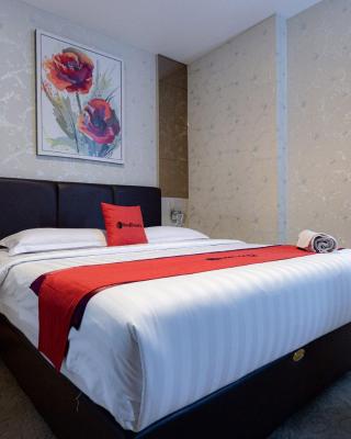 RedDoorz Premium near Grand Batam Mall