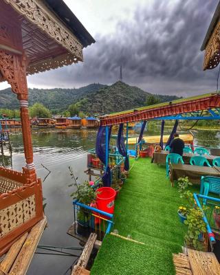 Heritage Shreen Houseboat