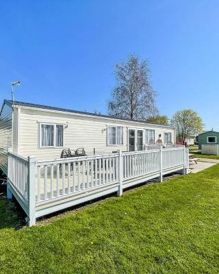 Beautiful 6 Berth Caravan At Breydon Water Nearby Great Yarmouth Ref 10056b