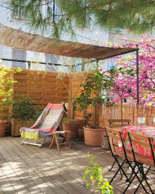 Little house with a large roof garden in the city center