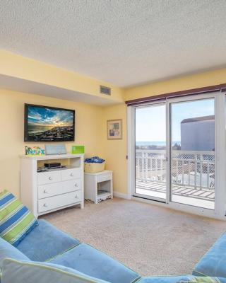 1B/1B condo with Ocean views, Resort style, Free WIFI, Few steps to the Beach!!