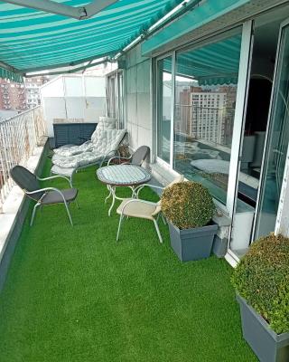 Liège centre Médiacité appartement parking gratuit terrasse immense 8ème pour 2 personnes