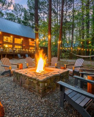 Hickory Bear - Cabin surrounded by pines, Sleeps 10, Hot Tub, Fire Pit, Arcade, Foosball Table & Deck Slide