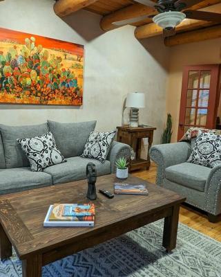 Magical Santa Fe Stay, Minutes From Town Square, Sleeps 4, includes free parking and outdoor hot tub!