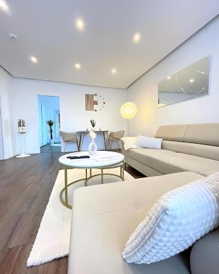 REGENCY Apartments - Stylische zentrale 50m2 Wohnung mit Balkon, Wasserblick und Netflix