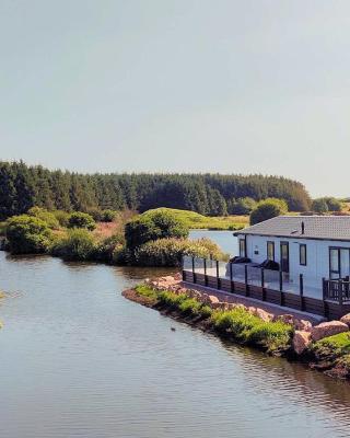 Luxury Lakeside Lodge with HTub Beautiful Views