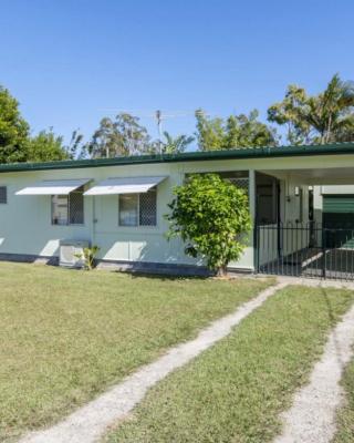 Lowset, pet friendly cottage - Sunset Ave, Bongaree