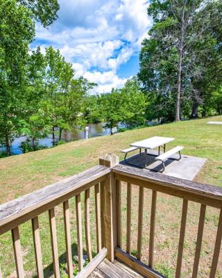 Cabin Close to parkway rd with River View