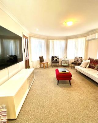 3 Bedroom Town house near Gosford CBD Sleeps 6 plus