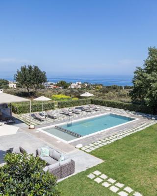 Lux Villa Mia with Heated Pool, 2km to Beach & Childrens Area!