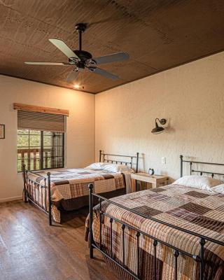 Miners Cabin #3 -Two Double Beds - Private Balcony - Walk to the Action