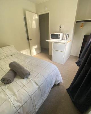 Small Wallet-Friendly Private Room in a 7 BR Shared House - The Ben's Room 6