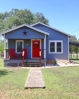 Bandera Bungalow - River, Downtown, Peaceful fenced corner lot! King bed!
