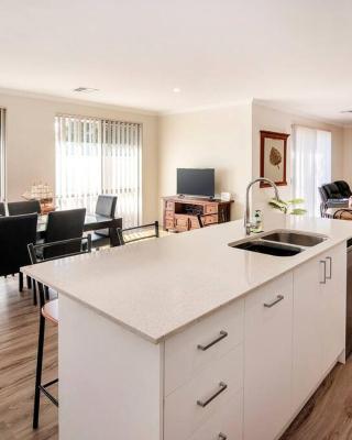 Duke Cottage - pet friendly near beach.