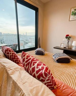 BASE Central PATTAYA Long Balcony with Infinity Pool & Free Netflix!