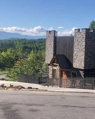 The Log Castle~Stunning Mountain Views~Hot Tub